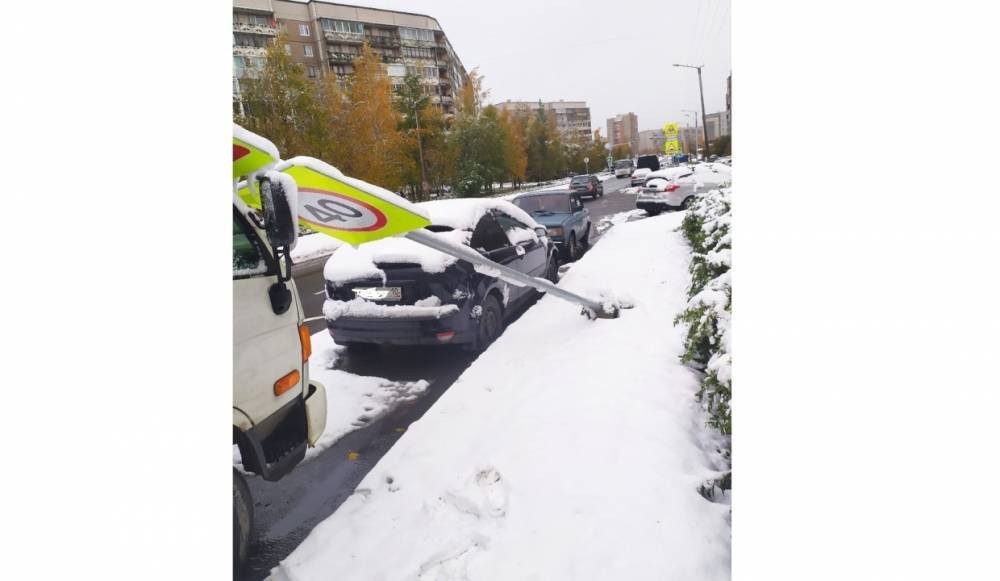 В Петрозаводске дорожный знак упал на припаркованный автомобиль