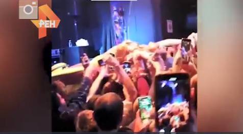 Видео: Ольга Бузова упала в толпу геев