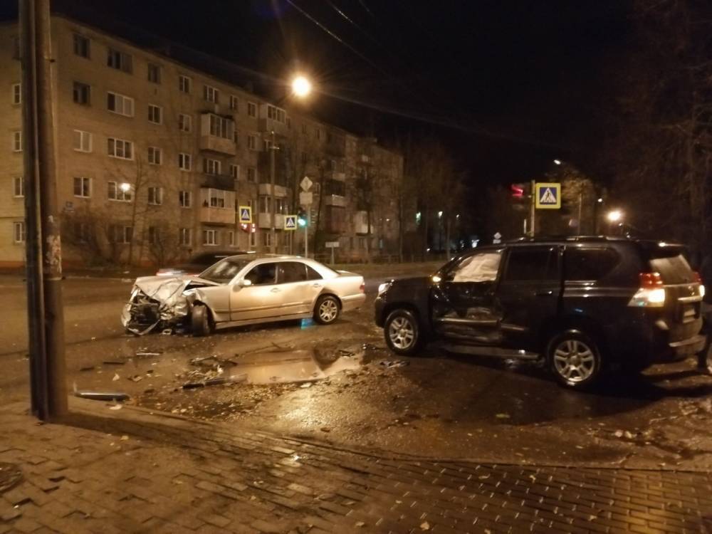 Ночью в Великом Новгороде жестко столкнулись две иномарки