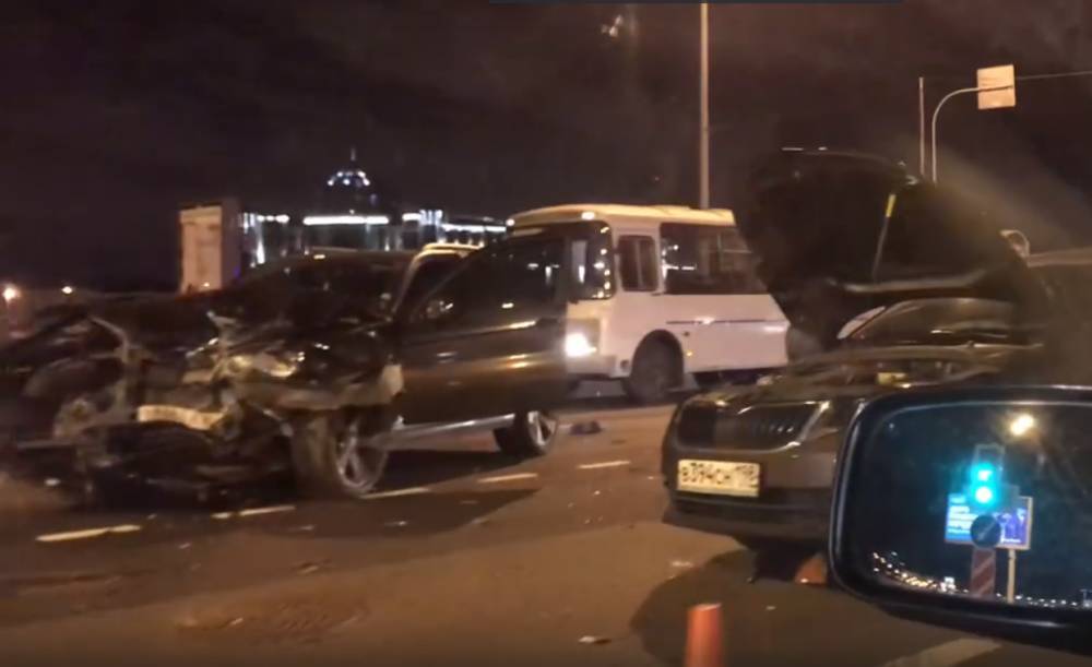 На набережной в центре Петербурга разбились две иномарки