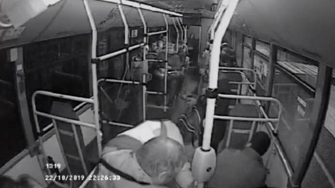 Напавшего с газовым пистолетом на кондуктора автобуса пассажира заключили под стражу