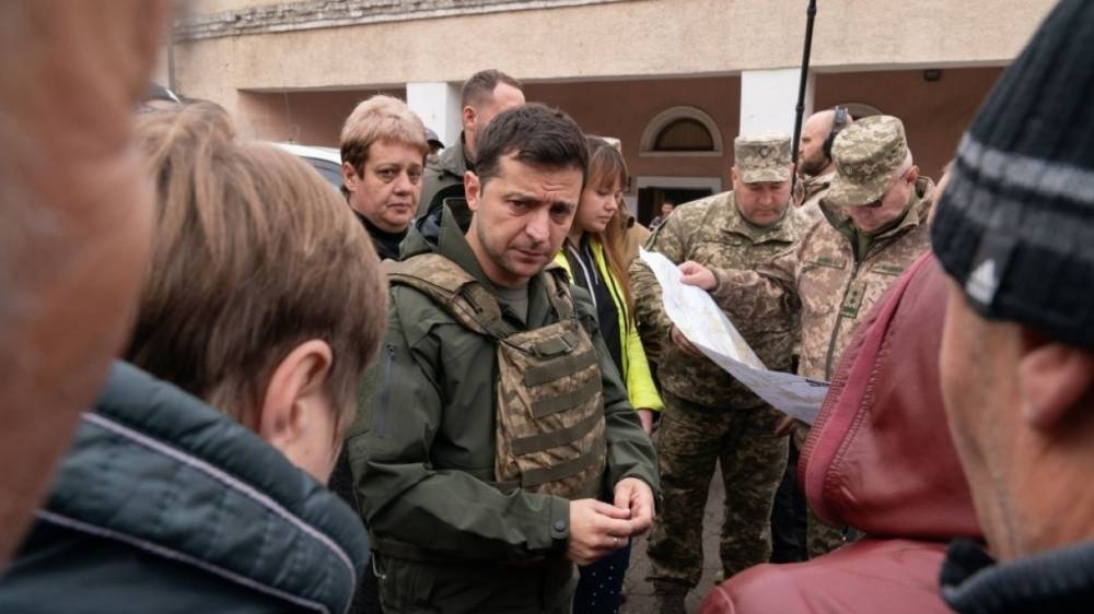 Зеленского обвинили в некорректном поведении с националистом в Донбассе