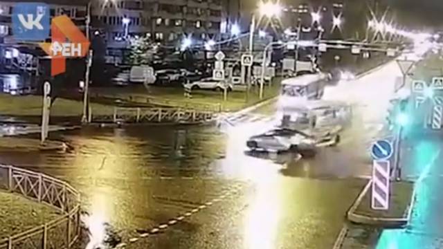 Видео: момент смертельного ДТП с каршерингом и маршруткой в Петербурге