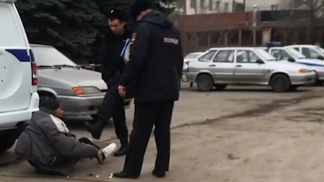 Видео: в Челябинске стражи порядка пинали мужчину возле отдела полиции