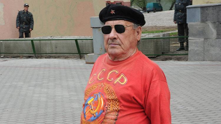 Серп, молот и срок: украинца осудили за футболку с символикой СССР