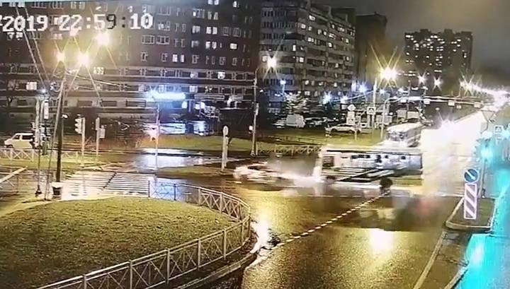 Двое погибших: столкновение автобуса и каршеринга в Петербурге попало на видео