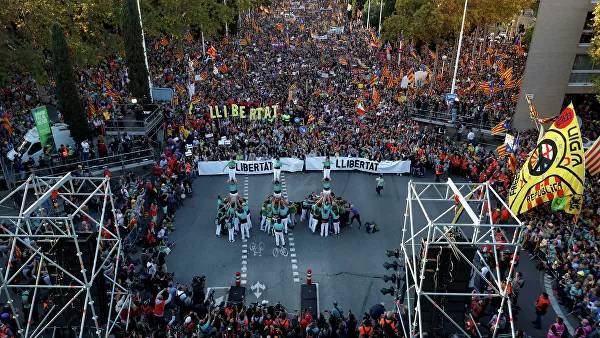 В Барселоне начались новые столкновения протестующих и полиции
