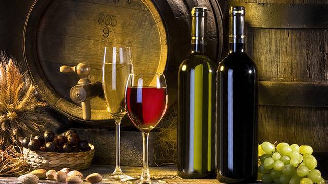 В Крыму назвали лучшие российские вина и обсудили судьбу виноделия