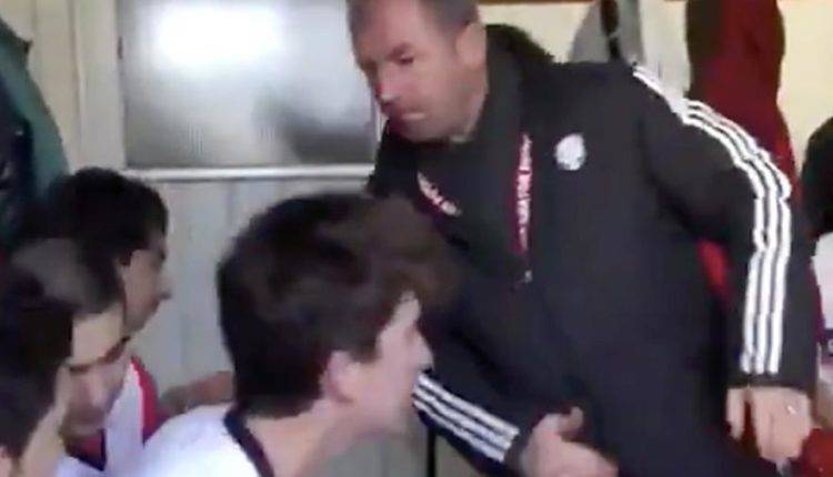 Футбольный тренер в Турции бил игроков молодежной команды в раздевалке