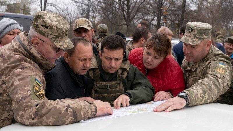 Зеленского высмеяли за фото с учителем несуществующей школы в Донбассе