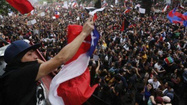 Миллион человек на улицах Сантьяго: волна протестов дошла до Чили