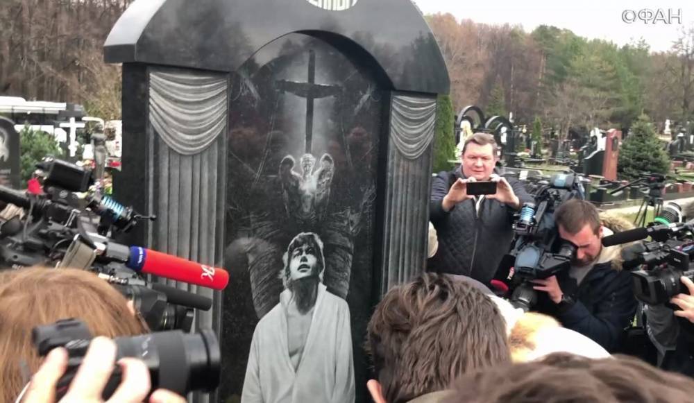 Памятник Караченцову открыли на Троекуровском кладбище в Москве
