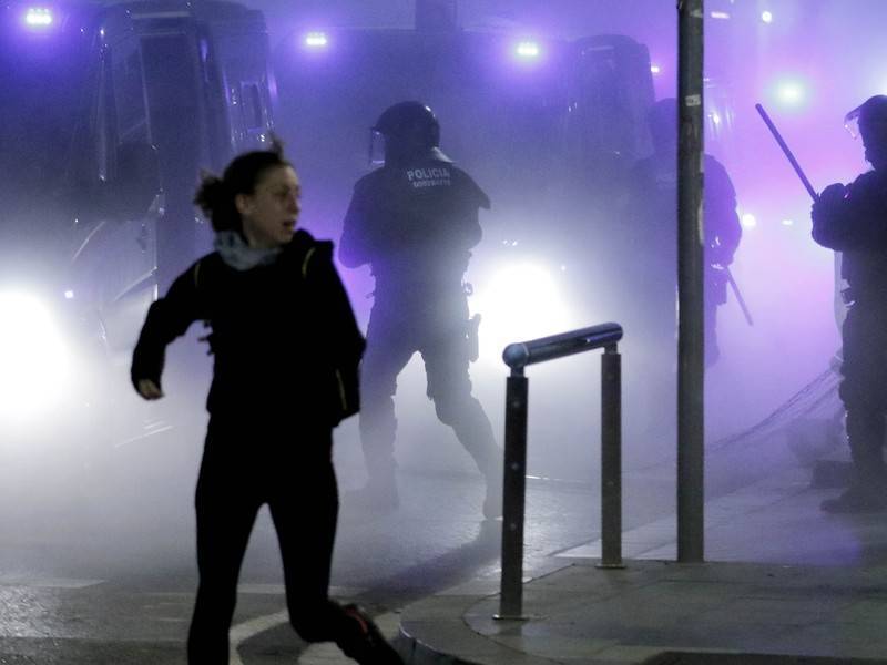 Десятки людей пострадали в результате беспорядков в Барселоне