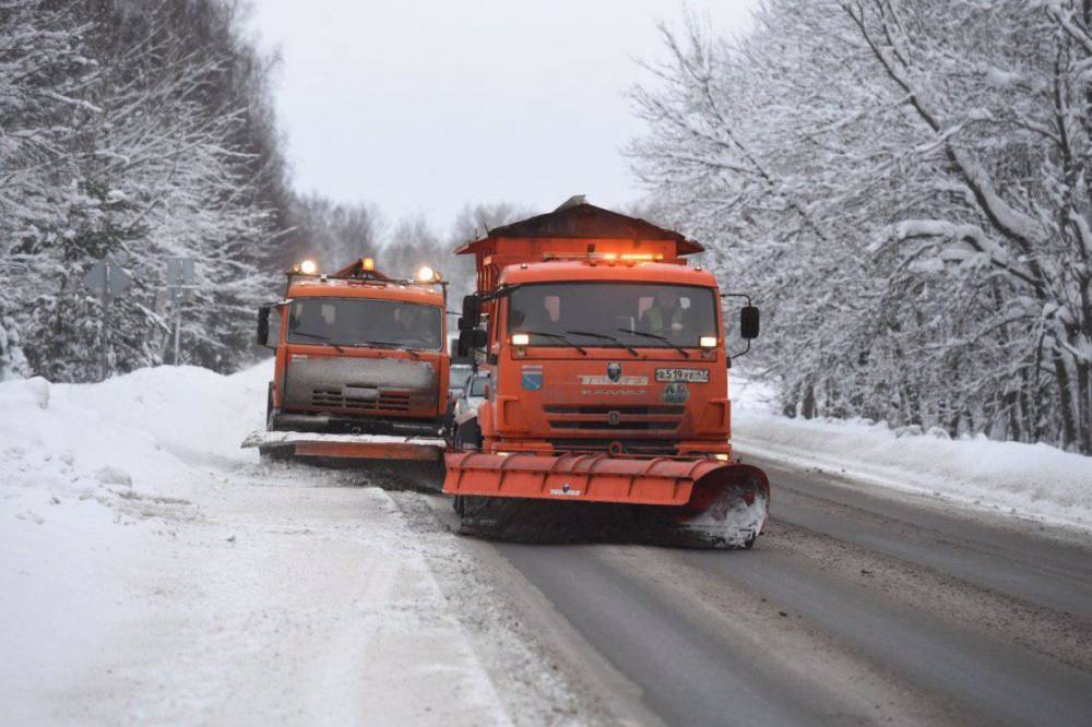 В Ленобласти 400 километров дорог очистили от снега, льда и поваленных штормом деревьев