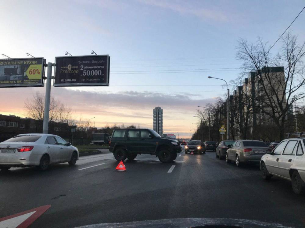 На проспекте Сизова две столкнувшиеся иномарки преградили дорогу в двух рядах