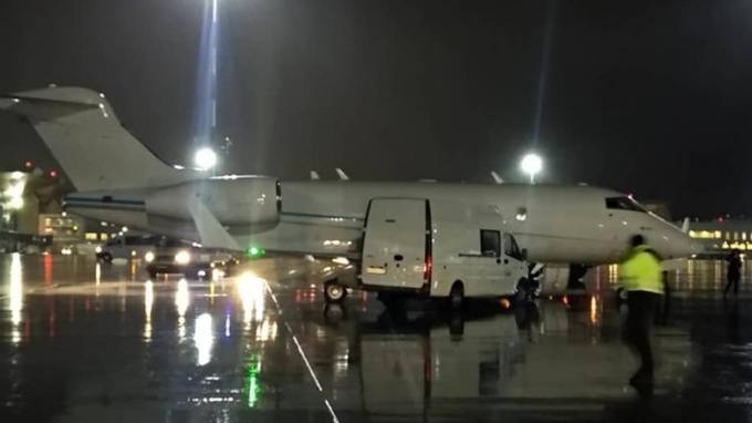 Микроавтобус врезался в чартерный самолет в Пулково