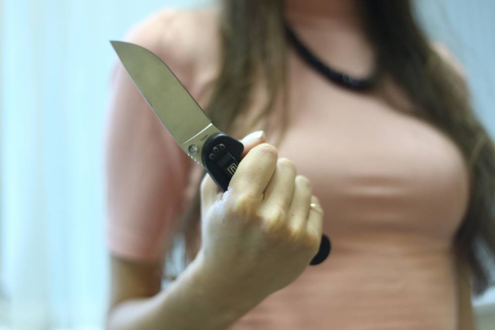 В петербургской коммуналке пьяная женщина ударила ножом обидчика