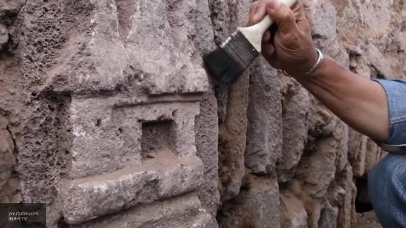 В старом туннеле в Мексике нашли загадочные барельефы времен расцвета культуры ацтеков