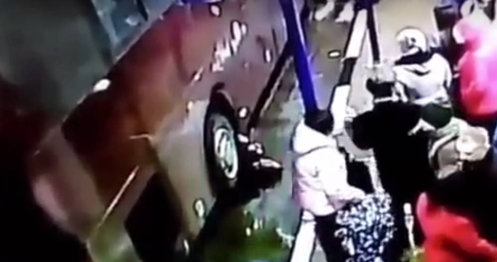 Видео: мужчина попал под колеса автобуса в Благовещенске