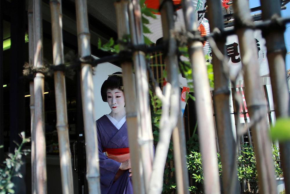 Жители одного из районов Киото запретили туристам фотографировать их дома и гейш