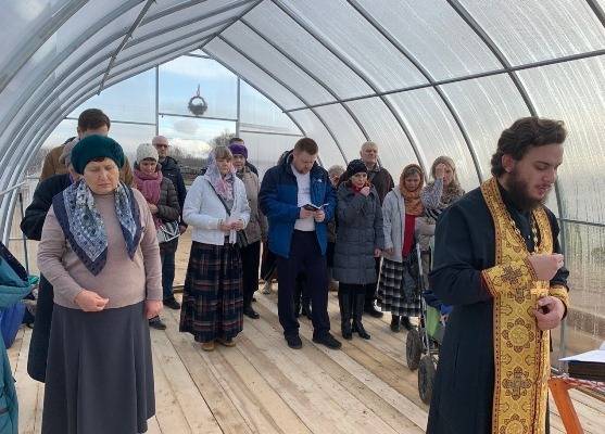 Священник объяснил, почему прихожане в Вологде молятся в теплице