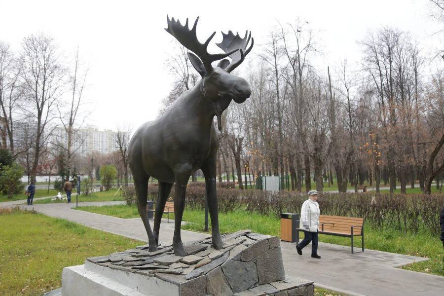 Бронзового лося установили на северо-востоке Москвы