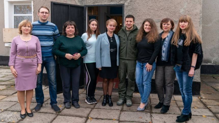 Зеленского уличили в фальсификации во время поездки в Донбасс