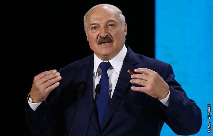 Лукашенко заявил, что Минску придется отвечать на размещение танков США в Литве
