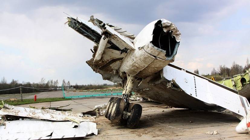 Польские следователи осматривают части упавшего под Смоленском Ту-154М