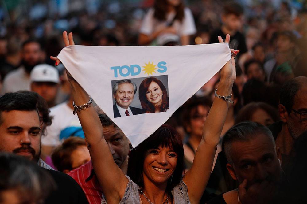 На президентских выборах в Аргентине после подсчета 95% голосов лидирует оппозиционный кандидат