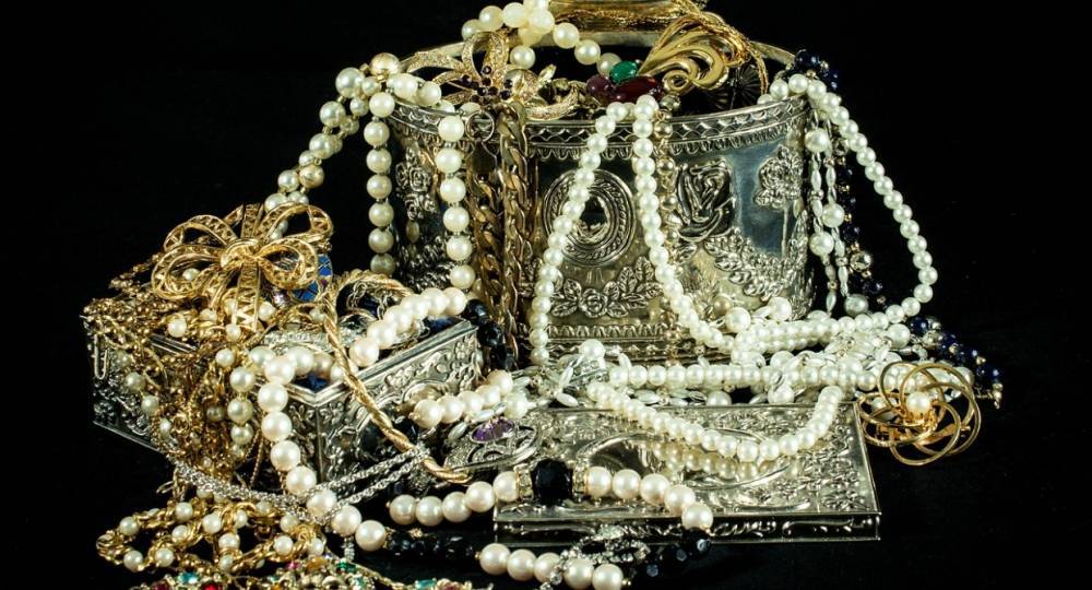 В Петербурге из храма неизвестный украл ящик с ювелирными украшениями на сумму 3 млн рублей