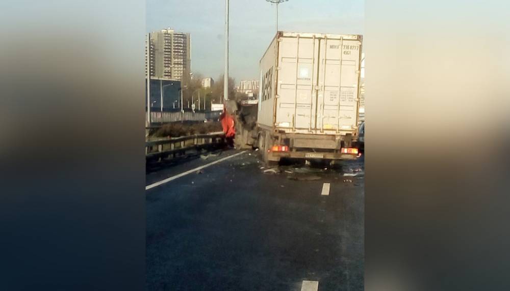 Поскользнувшаяся фура почти заблокировала проезд по Московскому шоссе