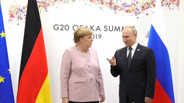 Путин обсудил с Меркель продолжение транзита газа в ЕС через Украину