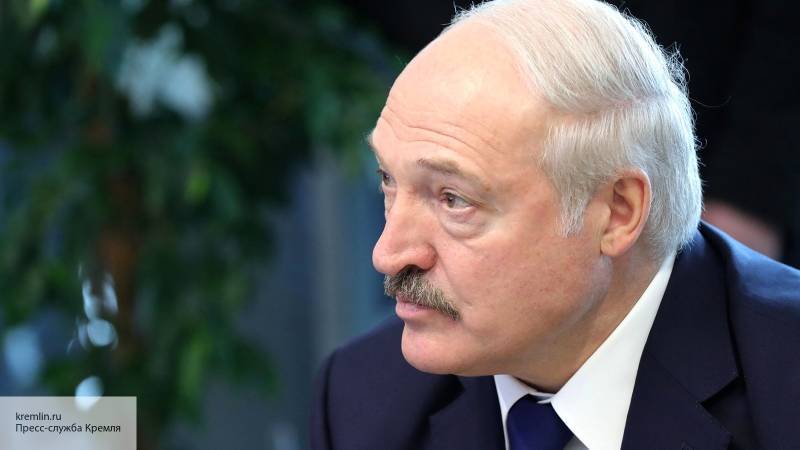 Лукашенко пообещал ответить на размещение американских танков возле границы Белоруссии