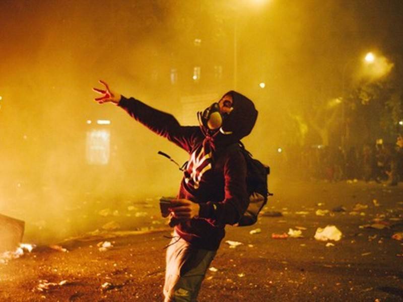 Столкновения между силовиками и протестующими начались в Барселоне
