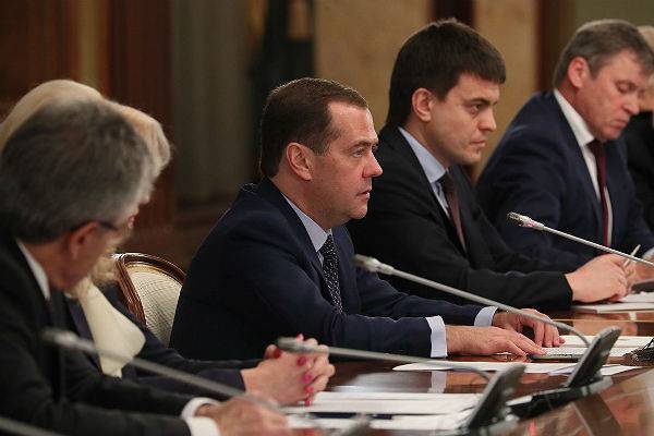 Медведев поручил простимулировать экономический рост России
