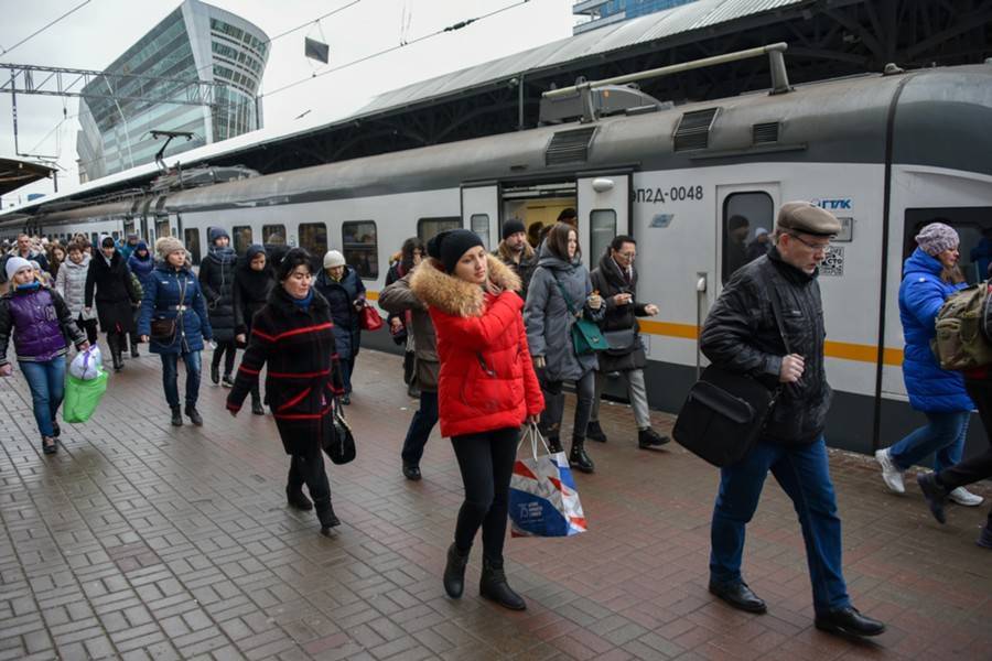 Восемь поездов в Москву и из нее опаздывают из-за поломок на путях