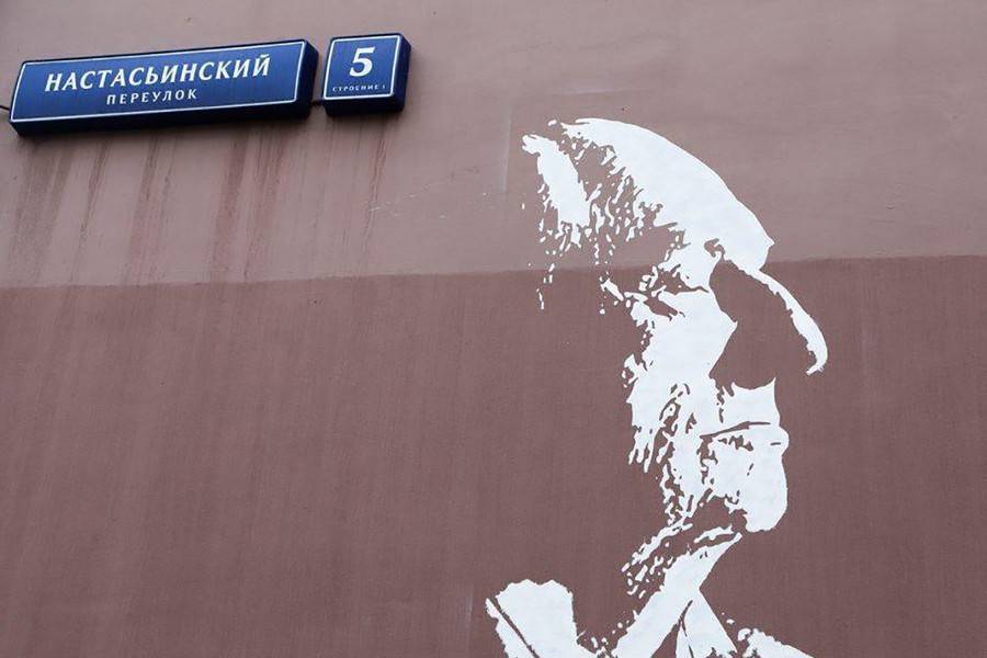 Граффити с изображением Захарова возле театра "Ленком" оставят