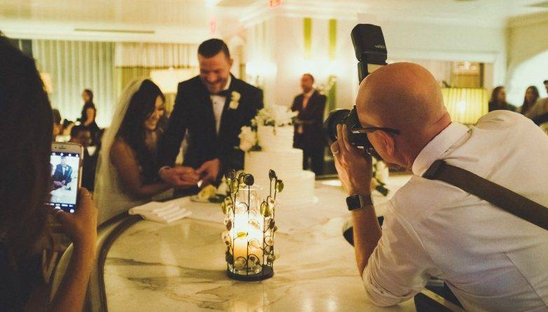 Соцсети высмеяли невесту, которая хочет заставить свадебного фотографа с 8-летним опытом работать бесплатно