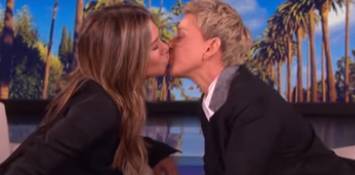 Видео: Энистон поцеловала ведущую в губы в прямом эфире