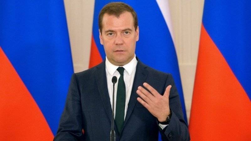 Медведев подписал поручения для ускорения роста экономики РФ
