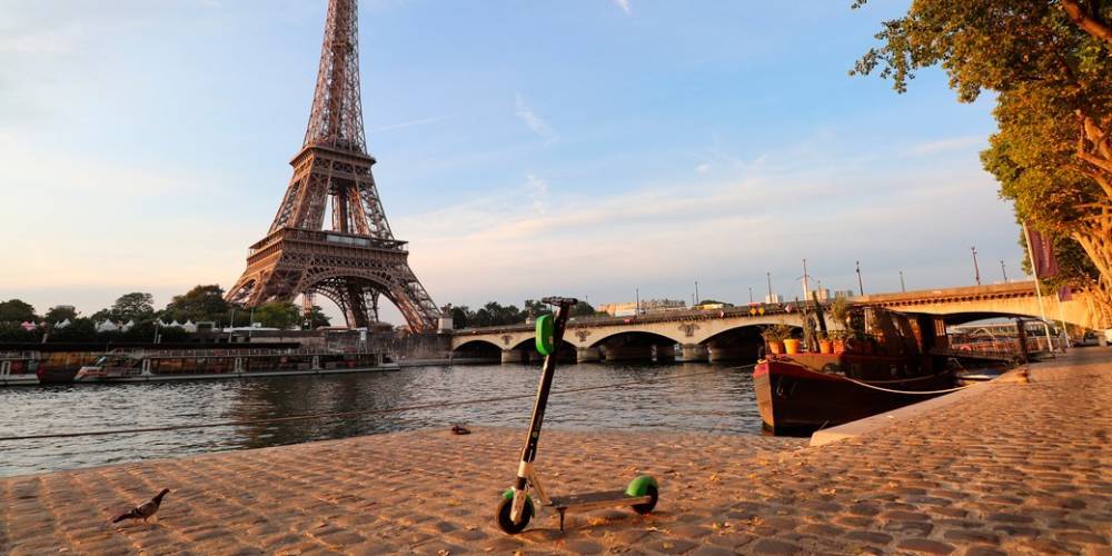Добытчик скутеров из реки: в Париже появилась новая профессия