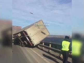 Видео: в Татарстане штормовым ветром чуть не сдуло фуру с моста