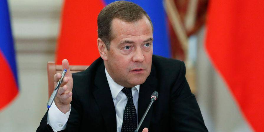 Медведев поручил ускорить российскую экономику