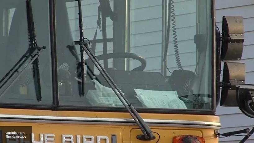 Школьный автобус с 22 пассажирами опрокинулся в кювет в Карелии