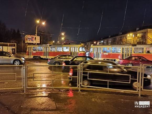 Ураган в Екатеринбруге: трамвай сошел с рельсов, улетела остановка и детская площадка