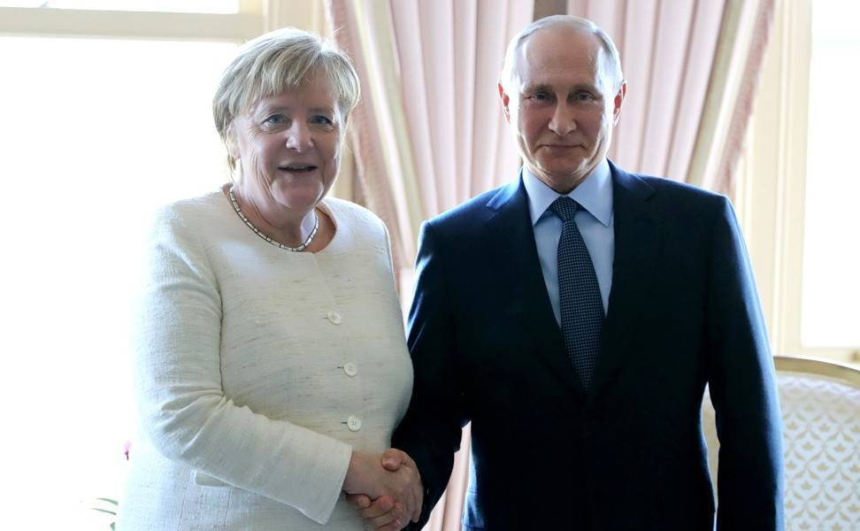 Путин и Меркель обсудили транзит российского газа в ЕС через Украину