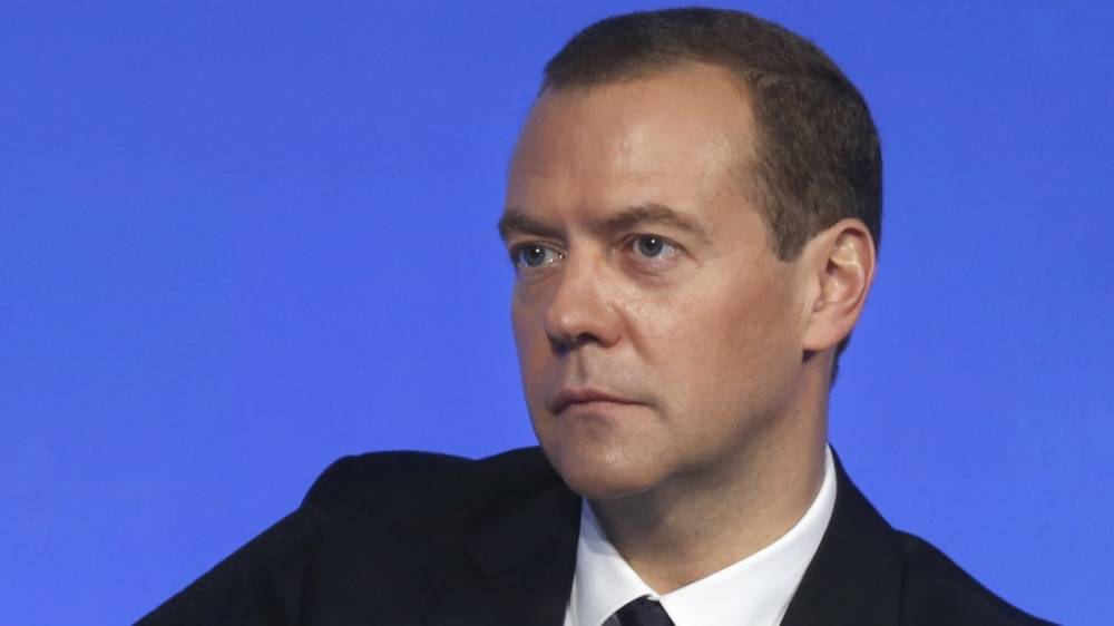 Медведев подписал поручения для стимулирования роста экономики в России
