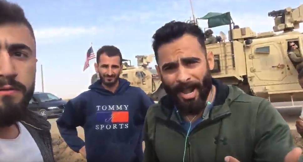 Военные США на БТР пытались раздавить журналистов, раскрывших контрабанду нефти из Сирии