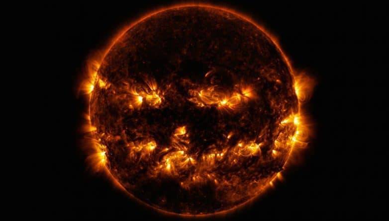 На невероятном снимке NASA Солнце похоже на Джека-фонаря. Говорят, отмечает Хэллоуин